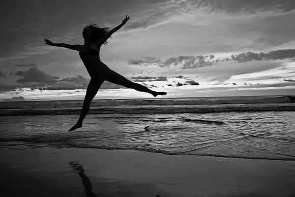 Счастливая Молодая Женщина Веселится Прыгает Пляже Концепция Свободы Летнего Отдыха — стоковое фото