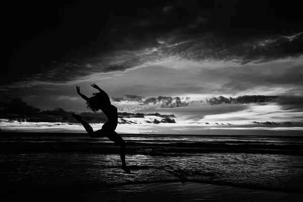 Šťastná Mladá Žena Baví Skákání Pláži Pojetí Svobody Letní Dovolené — Stock fotografie