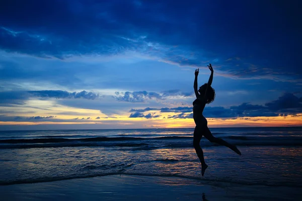 Meditation Och Yoga Stranden Ung Kvinna Gör Yoga Vid Havet — Stockfoto