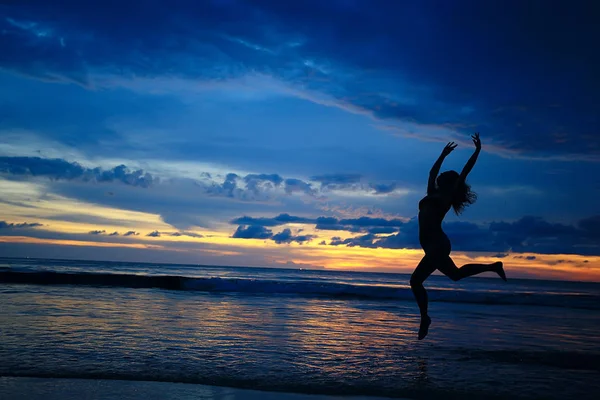 Feliz Joven Mujer Divierte Saltando Playa Concepto Libertad Vacaciones Verano —  Fotos de Stock