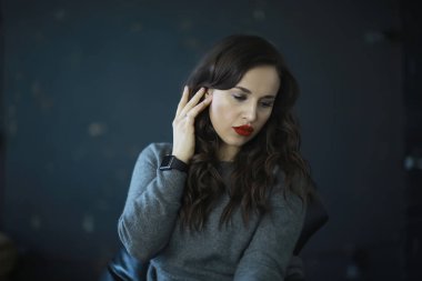 Kırmızı dudaklar, saç modeli, göz alıcı stil, moda kavramı olan çekici kadın portresi