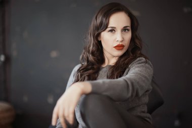 Kırmızı dudaklar, saç modeli, göz alıcı stil, moda kavramı olan çekici kadın portresi