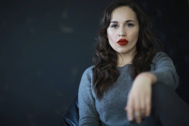 Kırmızı dudaklar, saç modeli, göz alıcı stil, moda kavramı olan çekici kadın portresi