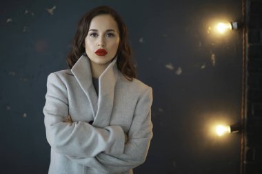 Kırmızı dudaklar, saç modeli, göz alıcı stil, moda kavramı olan çekici kadın portresi