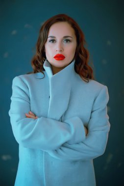 Kırmızı dudaklar, saç modeli, göz alıcı stil, moda kavramı olan çekici kadın portresi