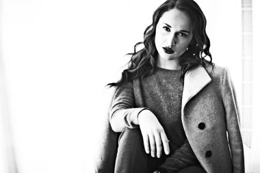Kırmızı dudaklar, saç modeli, göz alıcı stil, moda kavramı olan çekici kadın portresi
