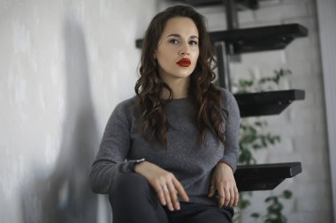 Kırmızı dudaklar, saç modeli, göz alıcı stil, moda kavramı olan çekici kadın portresi