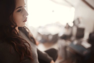 Kırmızı dudaklar, saç modeli, göz alıcı stil, moda kavramı olan çekici kadın portresi