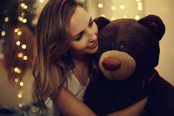Schöne Junge Frau Mit Niedlichen Teddybär Valentinstag Geschenk — Stockfoto