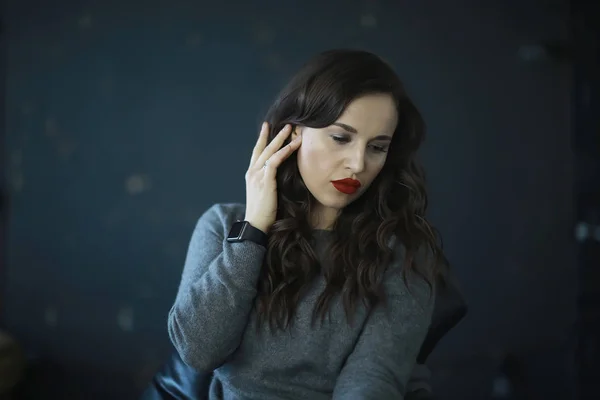 Retrato Jovem Mulher Atraente Com Lábios Vermelhos Penteado Estilo Glamouroso — Fotografia de Stock