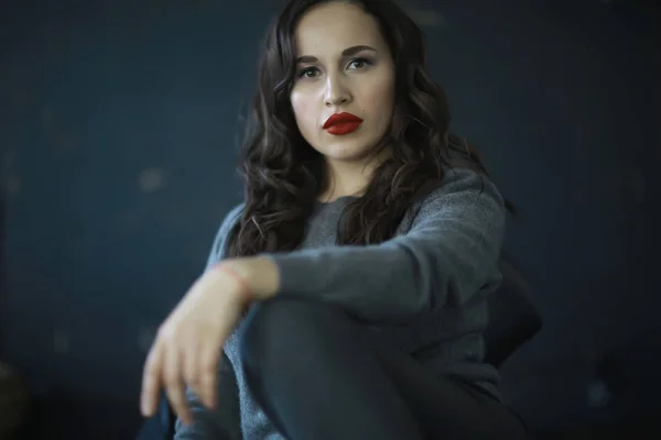 Retrato Mujer Atractiva Joven Con Labios Rojos Peinado Estilo Glamoroso — Foto de Stock