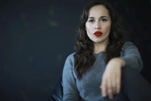 Retrato Mujer Atractiva Joven Con Labios Rojos Peinado Estilo Glamoroso — Foto de Stock