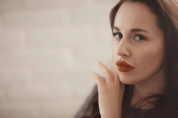 Retrato Mujer Atractiva Joven Con Labios Rojos Peinado Estilo Glamoroso — Foto de Stock