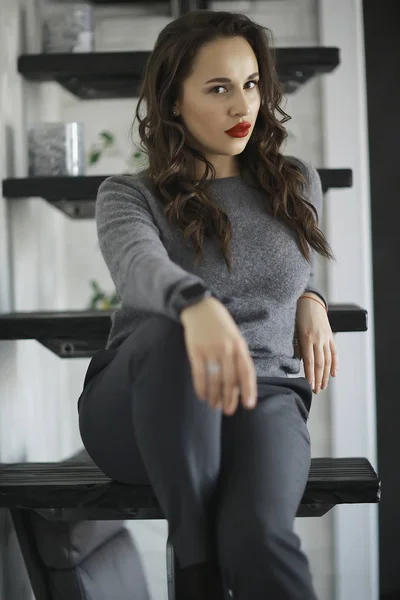 Retrato Mujer Atractiva Joven Con Labios Rojos Peinado Estilo Glamoroso —  Fotos de Stock