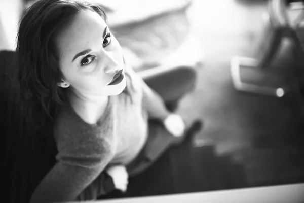 Porträtt Ung Attraktiv Kvinna Med Röda Läppar Frisyr Glamorösa Stil — Stockfoto