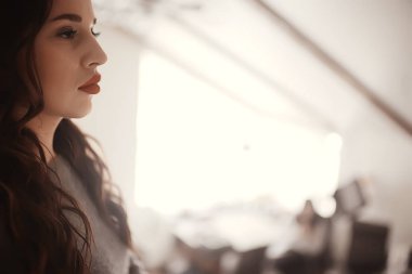 Kırmızı dudaklar, saç modeli, göz alıcı stil, moda kavramı olan çekici kadın portresi