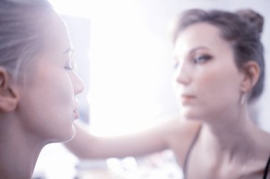 profesyonel makyaj güzellik salonu içinde. Ana salonda güzel model için makyaj yapıyor