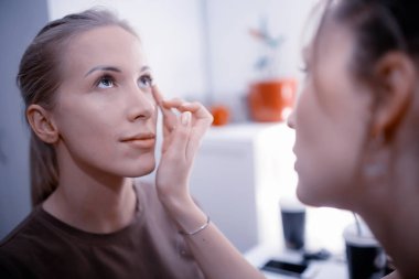 profesyonel makyaj güzellik salonu içinde. Ana salonda güzel model için makyaj yapıyor