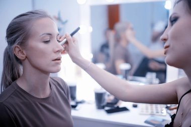 profesyonel makyaj güzellik salonu içinde. Ana salonda güzel model için makyaj yapıyor
