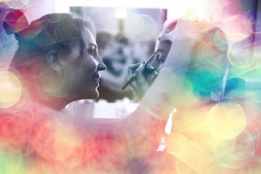 profesyonel makyaj güzellik salonu içinde. Ana salonda güzel model için makyaj yapıyor