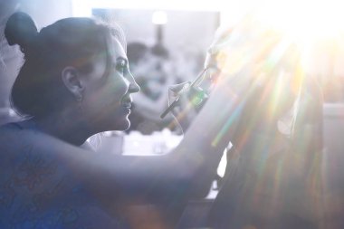 profesyonel makyaj güzellik salonu içinde. Ana salonda güzel model için makyaj yapıyor