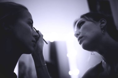 profesyonel makyaj güzellik salonu içinde. Ana salonda güzel model için makyaj yapıyor