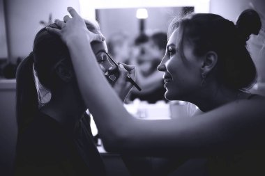 profesyonel makyaj güzellik salonu içinde. Ana salonda güzel model için makyaj yapıyor