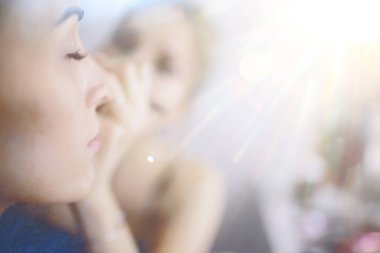 profesyonel makyaj güzellik salonu içinde. Ana salonda güzel model için makyaj yapıyor