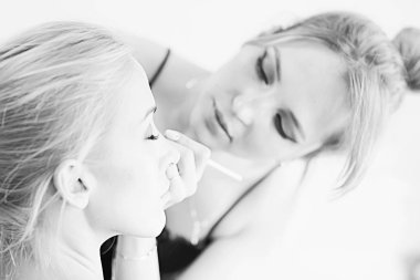 profesyonel makyaj güzellik salonu içinde. Ana salonda güzel model için makyaj yapıyor