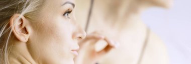 profesyonel makyaj güzellik salonu içinde. Ana salonda güzel model için makyaj yapıyor