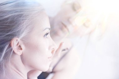 profesyonel makyaj güzellik salonu içinde. Ana salonda güzel model için makyaj yapıyor