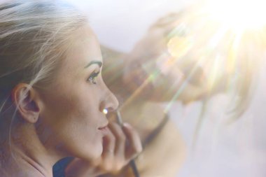 profesyonel makyaj güzellik salonu içinde. Ana salonda güzel model için makyaj yapıyor