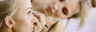 profesyonel makyaj güzellik salonu içinde. Ana salonda güzel model için makyaj yapıyor