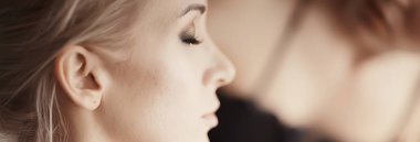 profesyonel makyaj güzellik salonu içinde. Ana salonda güzel model için makyaj yapıyor