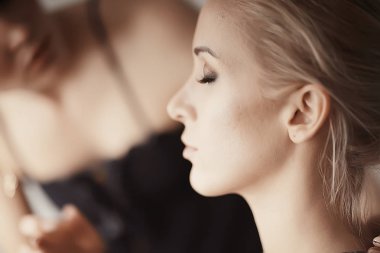 profesyonel makyaj güzellik salonu içinde. Ana salonda güzel model için makyaj yapıyor