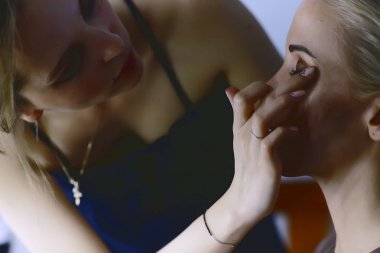 profesyonel makyaj güzellik salonu içinde. Ana salonda güzel model için makyaj yapıyor