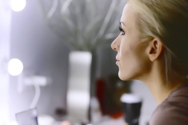 profesyonel makyaj güzellik salonu içinde. Ana salonda güzel model için makyaj yapıyor