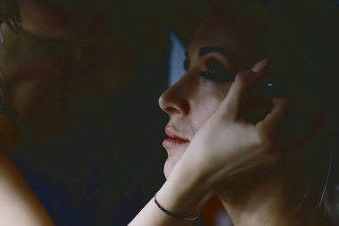 profesyonel makyaj güzellik salonu içinde. Ana salonda güzel model için makyaj yapıyor