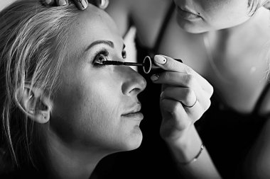 profesyonel makyaj güzellik salonu içinde. Ana salonda güzel model için makyaj yapıyor