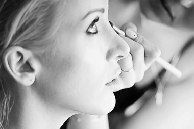 profesyonel makyaj güzellik salonu içinde. Ana salonda güzel model için makyaj yapıyor