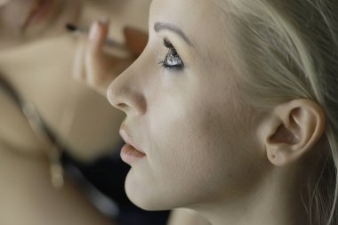 profesyonel makyaj güzellik salonu içinde. Ana salonda güzel model için makyaj yapıyor