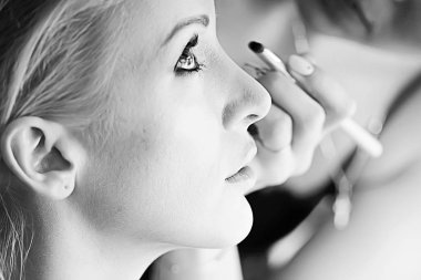 Stüdyo portre profesyonel modu, güzel makyaj çekici genç kadın 