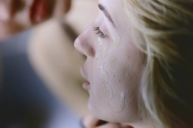 profesyonel makyaj güzellik salonu içinde. Ana salonda güzel model için makyaj yapıyor