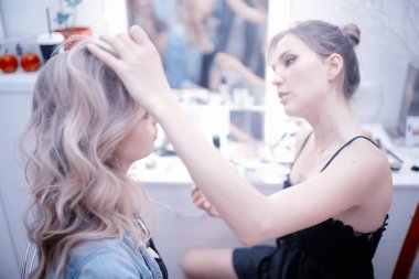 profesyonel makyaj güzellik salonu içinde. Ana salonda güzel model için makyaj yapıyor