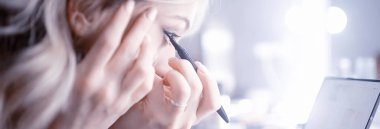 profesyonel makyaj güzellik salonları, genç kadının makyaj yapması