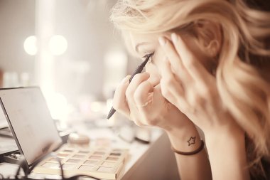 profesyonel makyaj güzellik salonları, genç kadının makyaj yapması