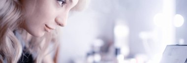 profesyonel makyaj güzellik salonları, genç kadının makyaj yapması