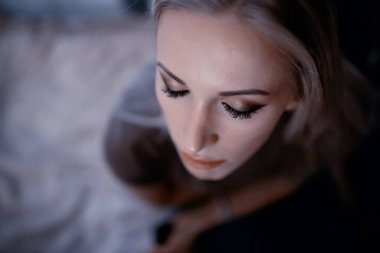  profesyonel makyaj, çekici sarışın genç kadın, closeup ile güzel genç model 