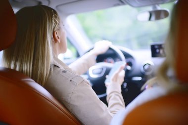 Bir araba çekici sarışın genç kadın