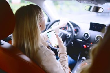 Bir araba çekici sarışın genç kadın